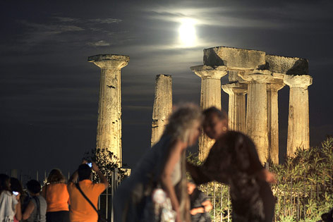 Beleuchteter Apollo-Tempel bei Vollmond