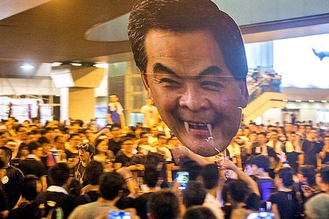 Demonstranten halten eine Figur des Hongkonger Regierungschefs Leung Chun-ying mit Vampirzähnen