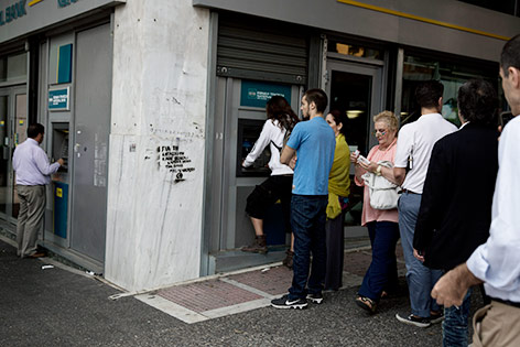 Griechen stellen sich bei einem Bankomat an