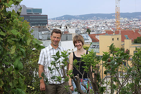 Gerold Steinbauer und Vera Enzi auf ihrer begrünten Dachterrasse