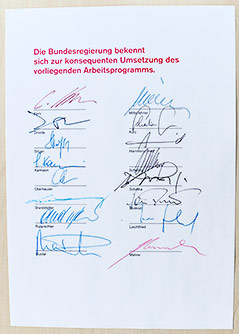 Seite mit den Unterschriften der Regierungsmitglieder