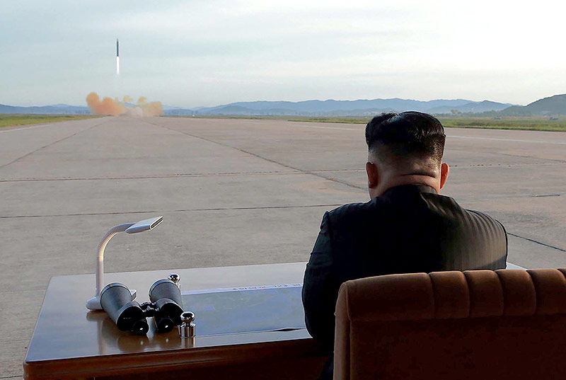 Kim Jong Un beobachtet einen Raketenstart