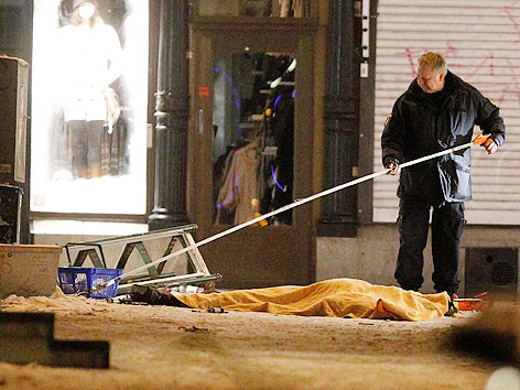 Forensiker untersuchen den Tatort in Stockholm.