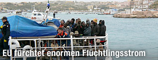 Flüchtlinge auf einem Schiff vor Lampedusa