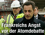 Frankreichs Präsident Nicholas Sarkozy besucht 2009 das sich im Bau befindliche Atomkraftwerk in Flamanville