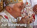Papst Benedikt XVI. mit der Blutampulle von Johannes Paul II.