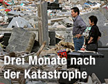 Erdbebenopfer auf einem zerstörten Friedhof