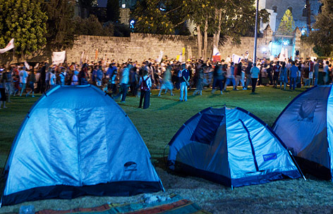 Zelte stehen im Park von Jerusalem