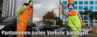 Clowns regeln Straßenverkehr
