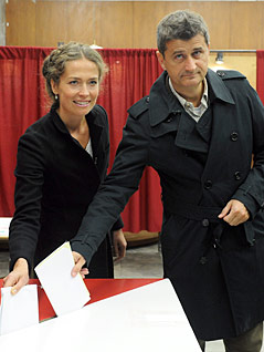Janusz Palikot und seine Ehefrau bei der Stimmabgabe