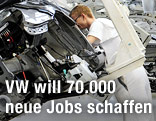 Mitarbeiter von VW bei der Arbeit an der Karosserie