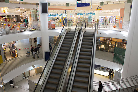 Rolltreppe zum Shoppingcenter im Westbahnhof