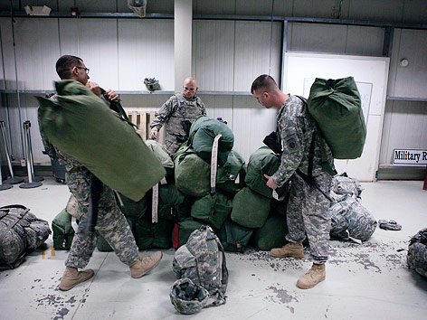 US-Soldaten mit Gepäck