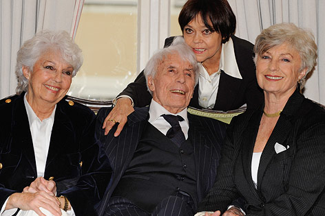Johannes Heesters gemeinsam mit seinen Töchtern Wiesje Heesters und Nicole Heesters und seiner Frau Simone Rethel-Heesters