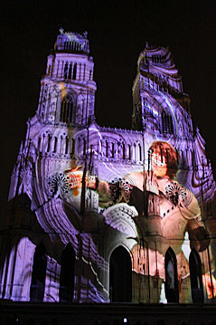 Beleuchtete Kathedrale Sainte-Croix in Orleans
