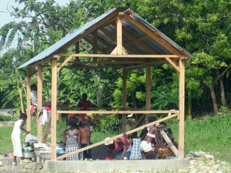 Menschen in einer Holzhütte in Haiti