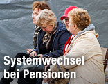 Pensionisten sitzen auf einer Bank auf der Kärntner Straße in Wien