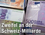 Bündel eingeschweißter Banknoten von Schweizer Francs und Euroscheinen