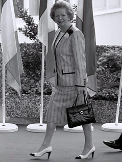Schwarz-Weiß-Bild von Margaret Thatcher mit Handtasche