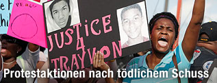 Frau schreit mit Plakat von Trayvon Martin in der Hand
