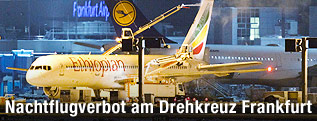Parkende Flugzeuge in der Nacht am Flughafen Frankfurt