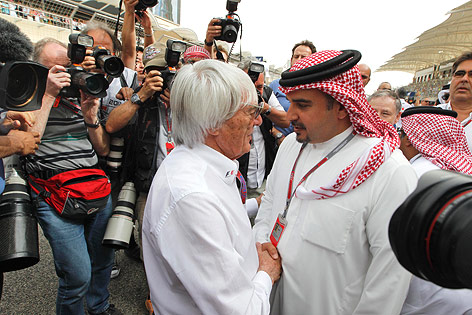 Formel-1-Boss Bernie Ecclestone schüttelt Bahrains Kronprinz Salman bin Hamad Al-Khalifa die Hand