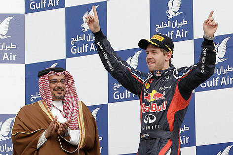 Kronprinz Salman bin Hamad Al-Khalifa applaudiert Sieger Sebastian Vettel nach dem GP von Bahrain