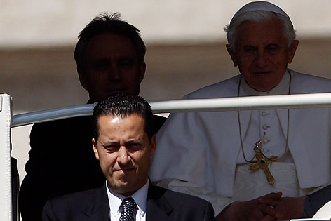 Kammerdiener Paolo Gabriele sitzt vor dem Papst