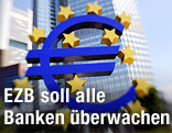 Logo der EZB vor der Zentrale in Frankfurt