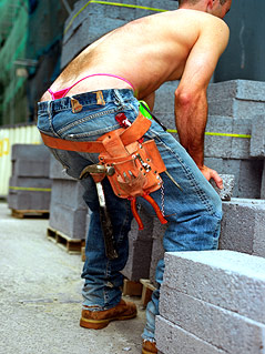Stringtanga eines Bauarbeiters schaut aus der Jeans heraus