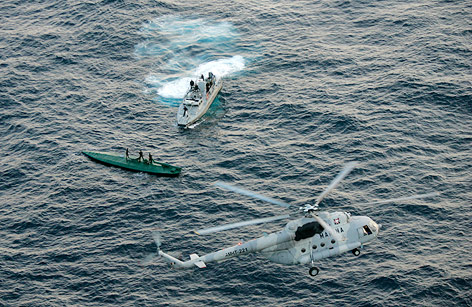 Boot und Helikopter der Mexikanischen Navy und ein Drogenschmuggel-U-Boot