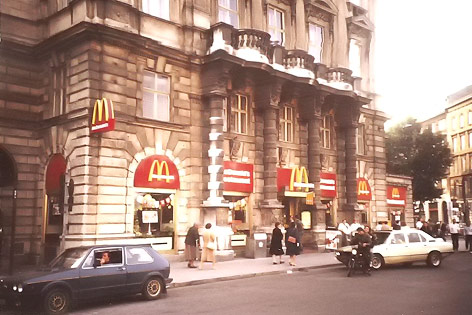 Die erste österreichische McDonald’s-Filale auf dem Schwarzenbergplatz (1977)