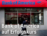 Geschäftsmann geht an einer Bank of Amerika-Filiale vorbei