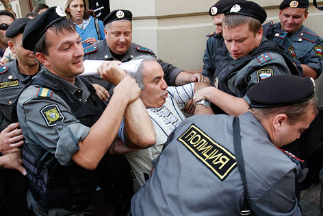Garry Kasparov wird von russischen Polizisten verhaftet