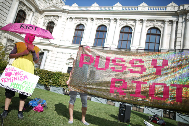 Sympathisanten der russischen Band "Pussy Riot" demonstrieren vor dem Burgtheater in Wien
