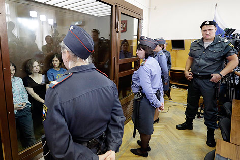 Sicherheitskräfte bewachen drei Mitglieder der russischen Punk-Band Pussy Riot