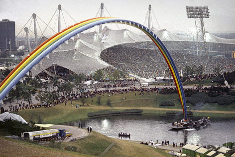 Ein Regenbogen wird bei der Schlusszeremonie in München gespannt