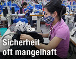 Arbeiterin in Textilfabrik