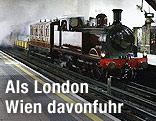 Eine restaurierte Dampflokomotive in einer londoner U-Bahn-Station
