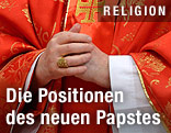 Gefaltete Hände des Papstes