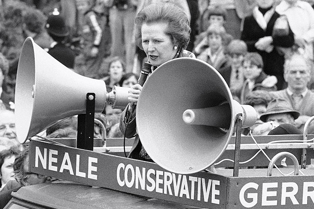 Die britische Ex-Premierministerin Margaret Thatcher mit Megafon