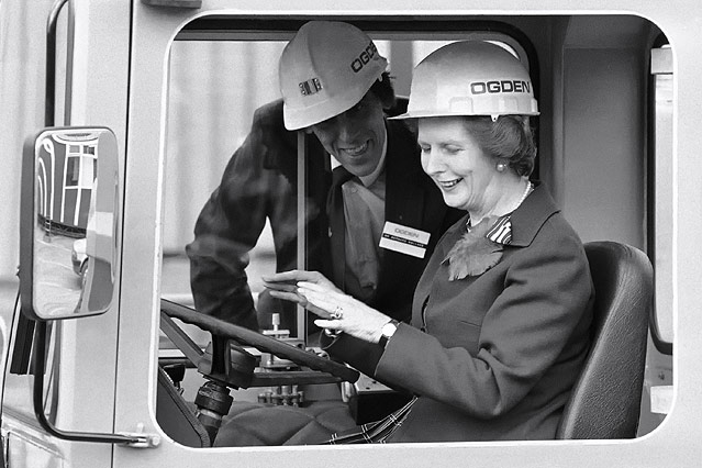 Margaret Thatcher mit Helm in einem Baufahrzeug