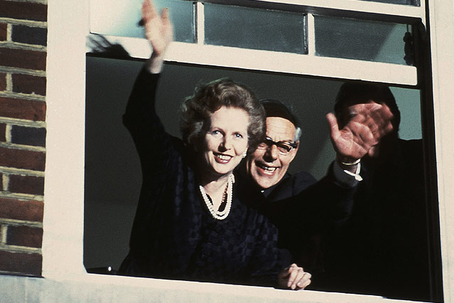 Margaret Thatcher winkt mit ihrem Mann Denis aus einem Fenster der Londoner Downingstreet Nr. 10