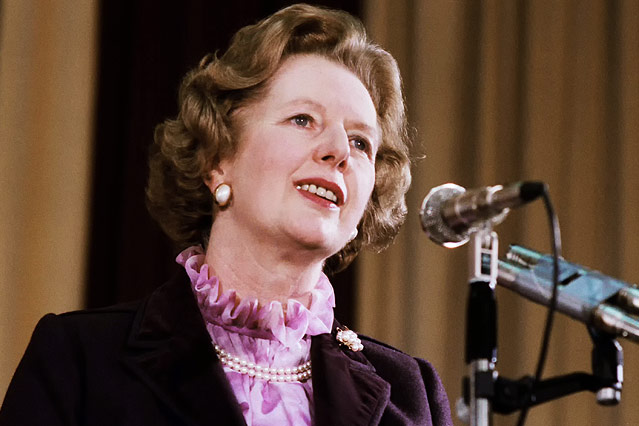 Margaret Thatcher steht im Jahr 1984 an einem Mikrofon