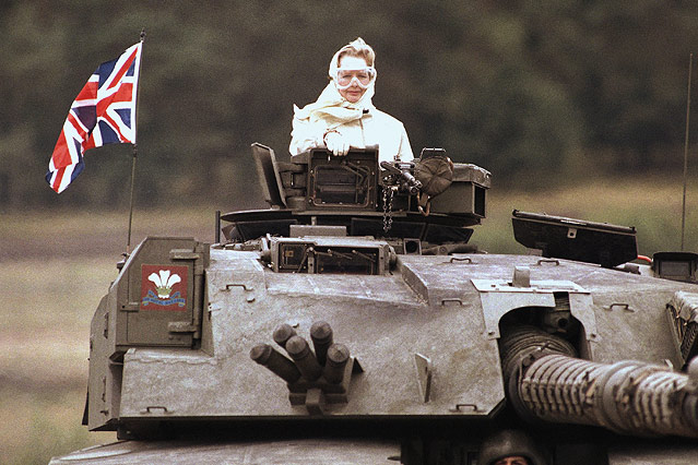 Margaret Thatcher in einem Panzer