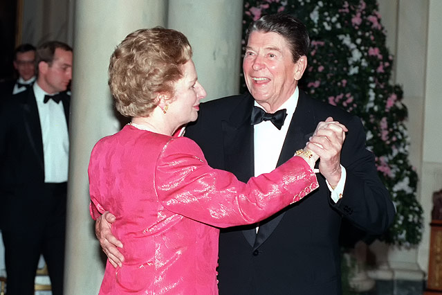 Margaret Thatcher tanzt mit Ronald Reagan
