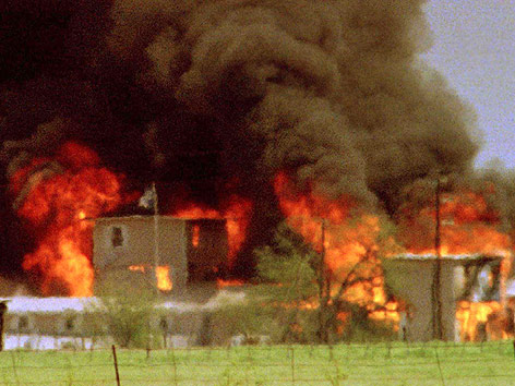 Brennender Wohnsitz der Davidianer-Sekte  in Waco