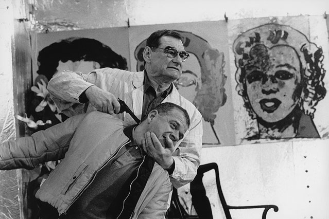 Otto Muehl mit dem Friseur und Kunstsammler Erich Joham spielen eine Szenen in einem Film