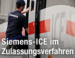 Siemens-Techniker arbeitet am ICE 3