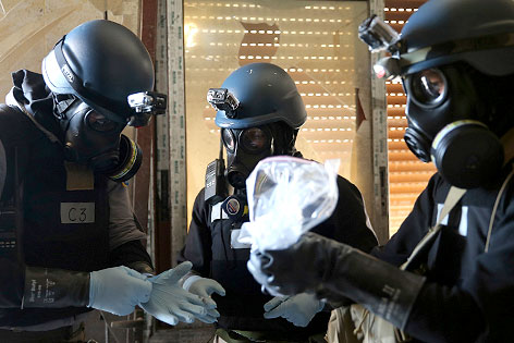 UNO-Inspektoren mit Gasmaske in Syrien